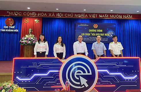 Các thành viên Hội đồng giám sát Chương trình “Hóa đơn may mắn” của tỉnh bấm nút lựa chọn
