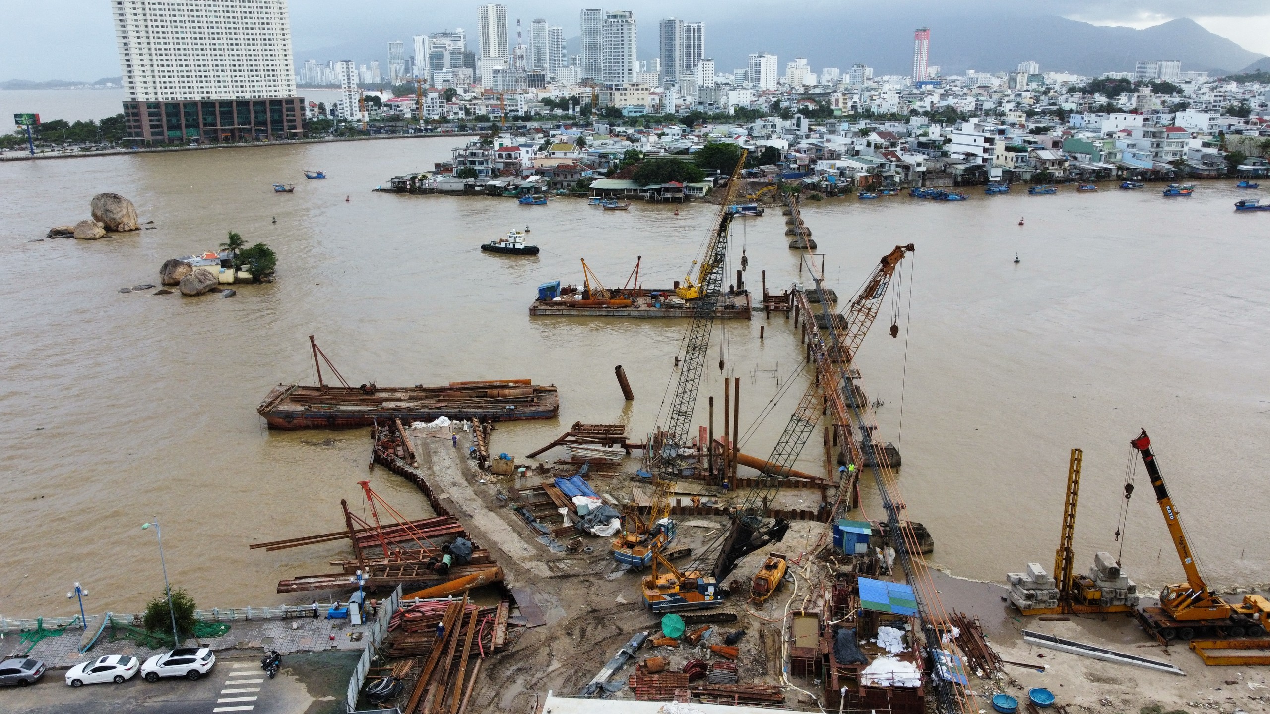 UBND TP. Nha Trang cho rằng việc di dời hạ tầng kỹ thuật dự án cầu Xóm Bóng đã cơ bản hoàn thành, không ảnh hưởng đến tiến độ thi công của dự án. 