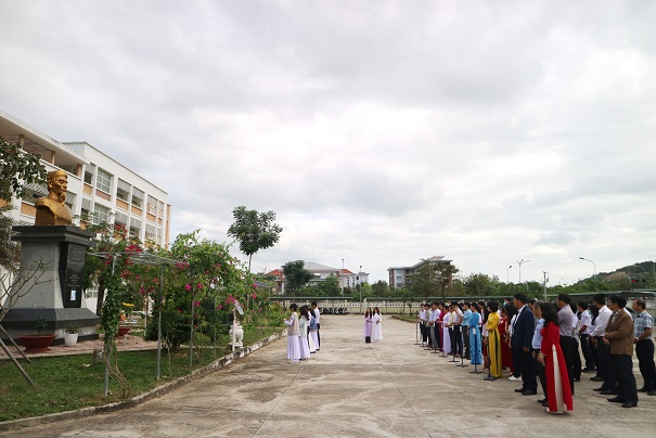 Các đại biểu, giáo viên, học sinh dâng hương trước Tượng đài Nhà bác học Lê Quý Đôn. 