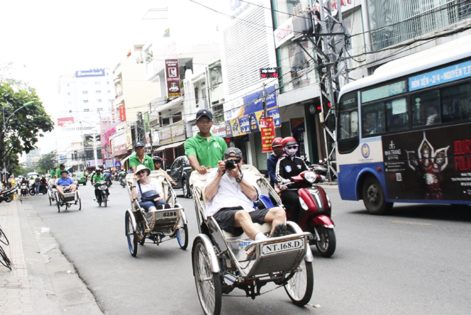 Khách du lịch tàu biển tham quan TP. Nha Trang bằng xích lô trước dịch Covid-19. Ảnh: Thiện Tâm