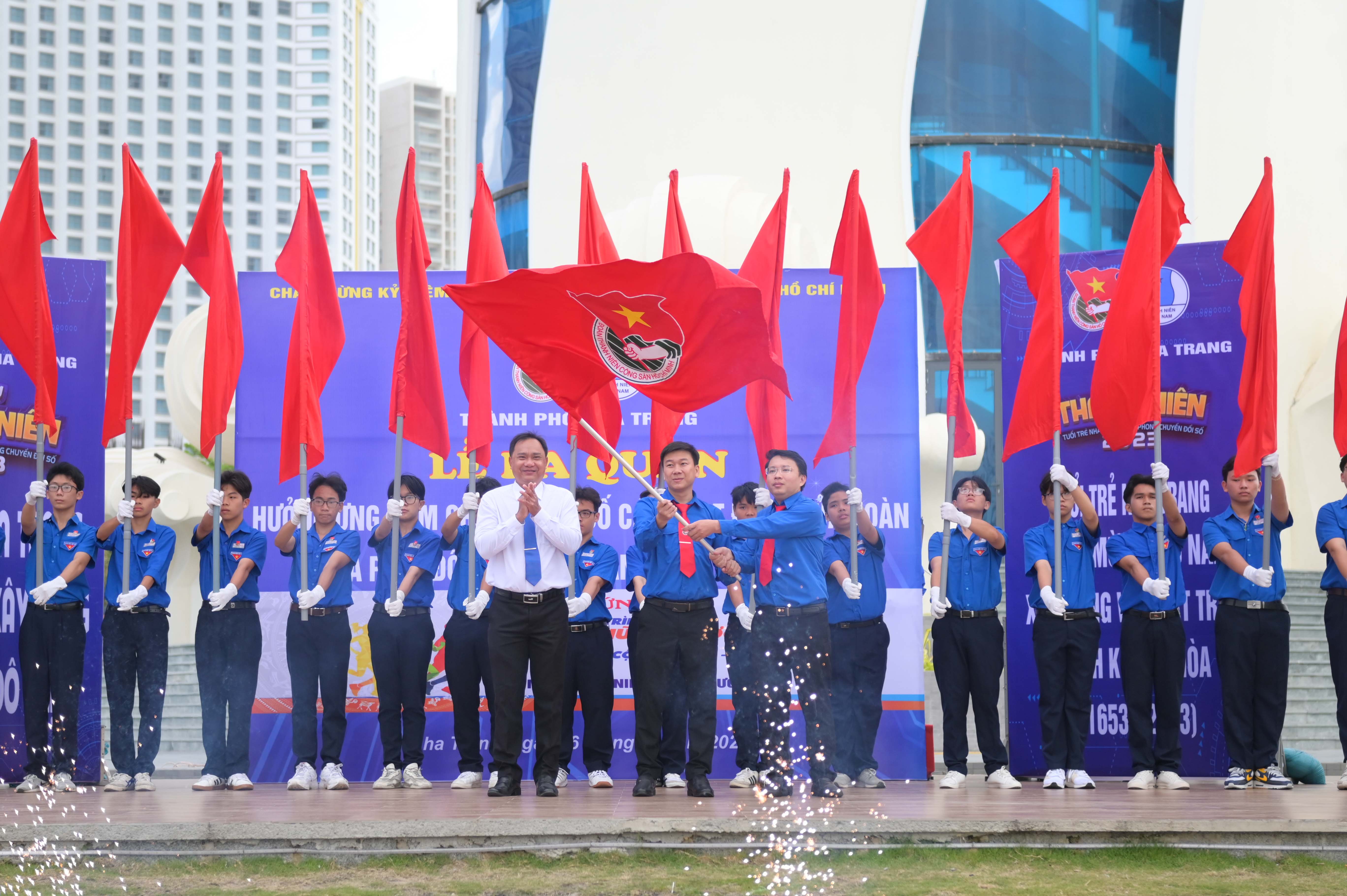 Đại diện lãnh đạo TP. Nha Trang trao cờ phát động và thực hiện nhiệm vụ Tháng Thanh niên cho Thành đoàn - Hội Liên hiệp Thanh niên Việt Nam TP. Nha Trang