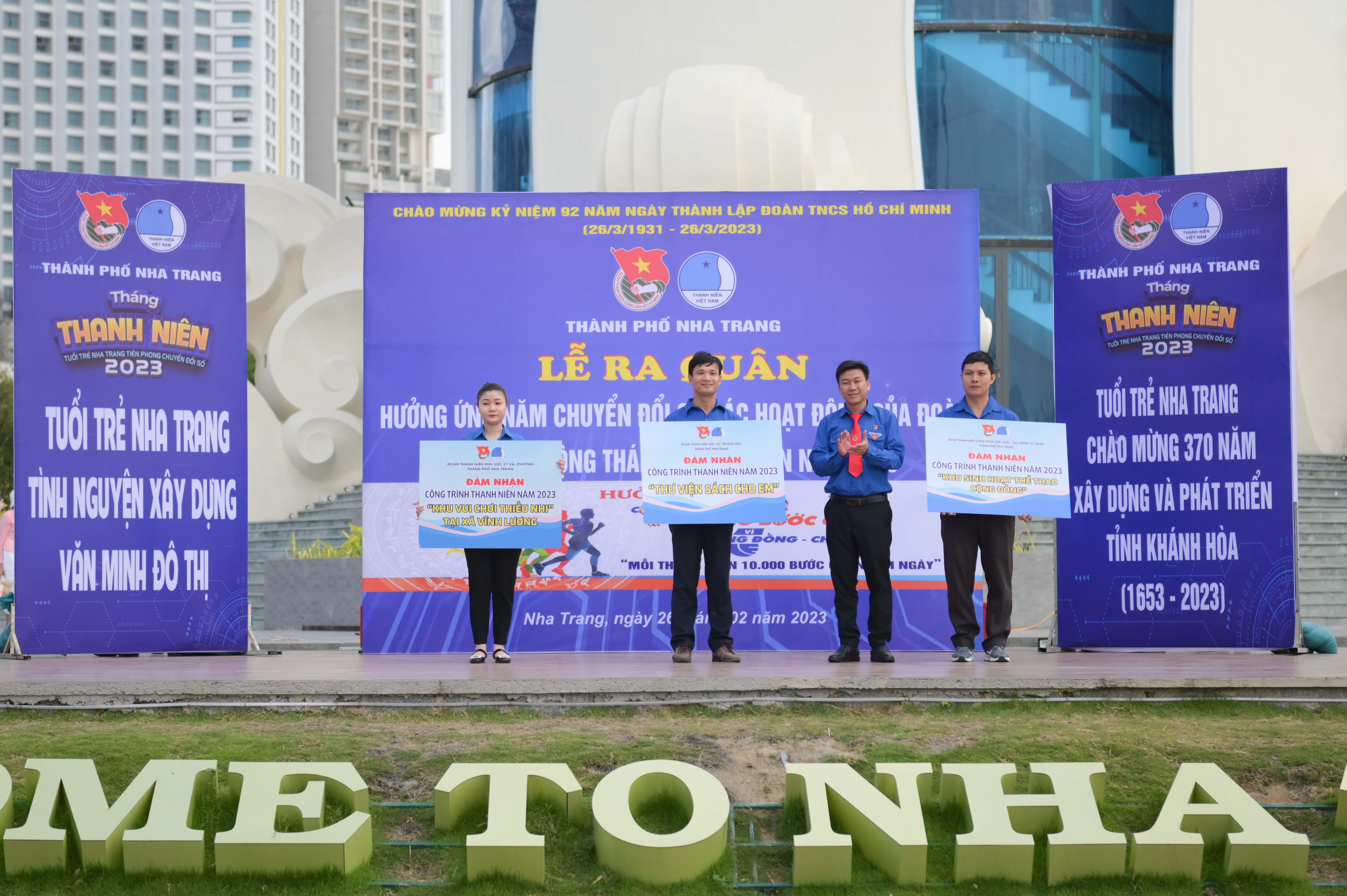 Thành đoàn Nha Trang đã trao bảng nhiệm vụ thực hiện các công trình thanh niên cho các cơ sở đoàn trực thuộc triển khai