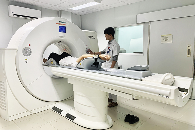 <p style= &quot;text-align: justify; &quot;>Thiết bị chụp CT SCANNER 128 lát cắt (Đức) tại Bệnh viện Ung bướu tỉnh.</p>