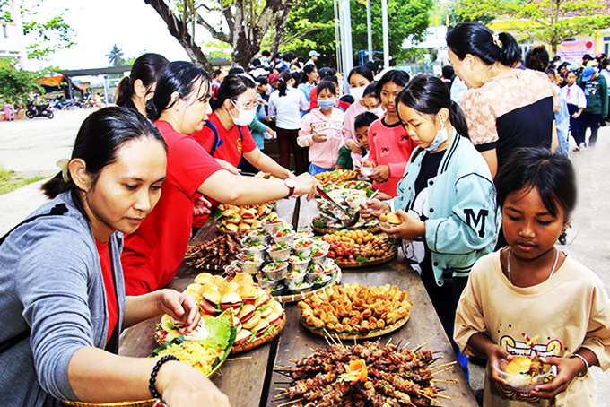 Các thiếu nhi thích thú tham gia “Bữa ăn buffet nghĩa tình”. 