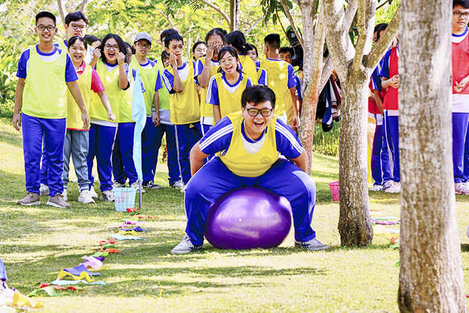 Sôi nổi trò chơi tiếp sức bóng yoga. 