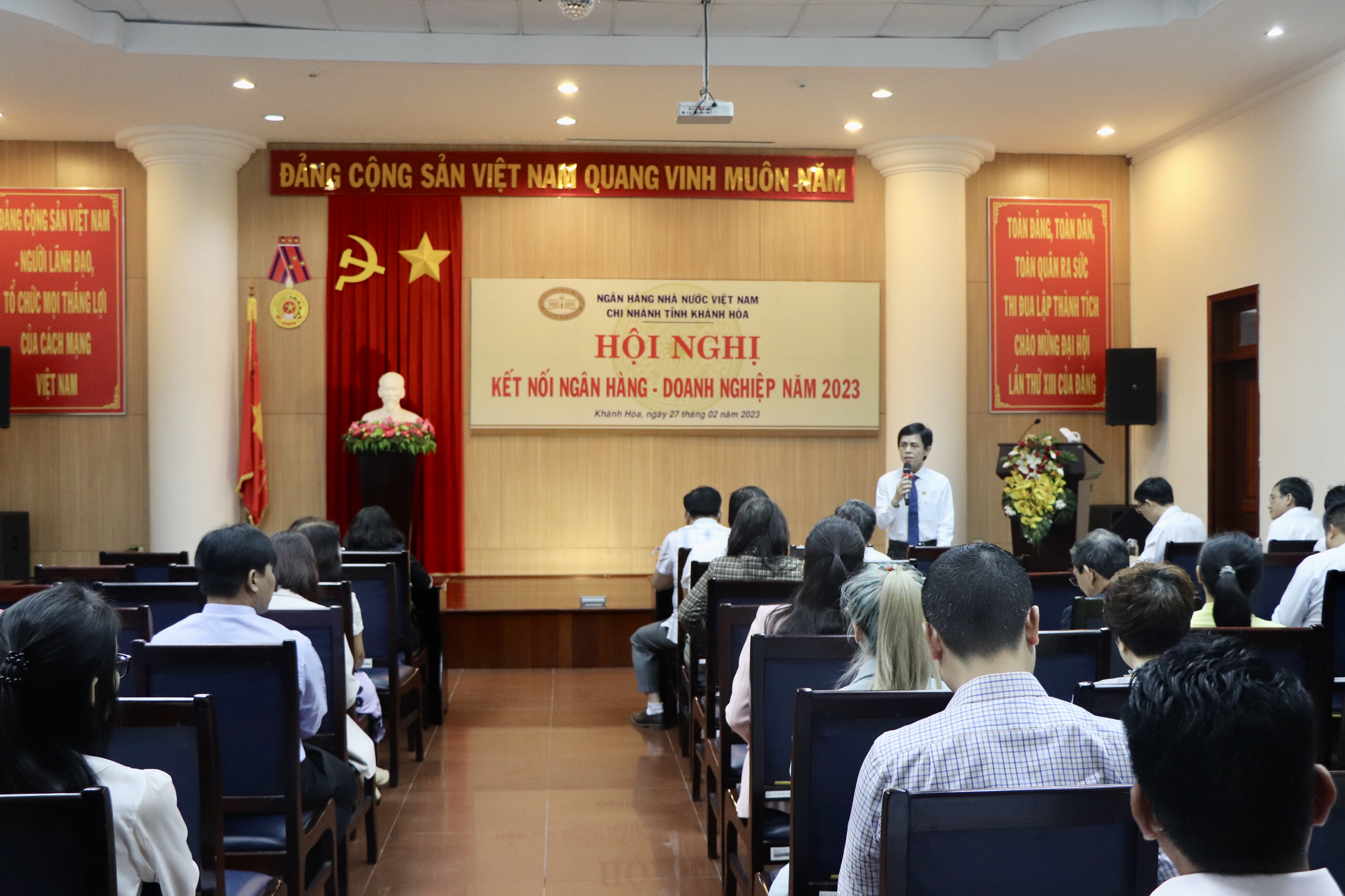 Lãnh đạo Ngân hàng Nhà nước Chi nhánh Khánh Hoà giải đáp những ý kiến của doanh nghiệp.