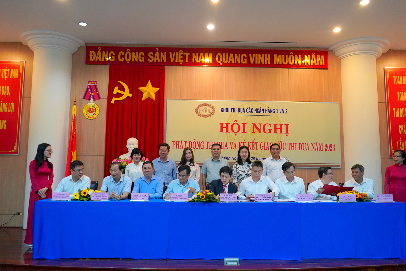 Khối thi đua các ngân hàng 1 ký kết giao ước thi đua.