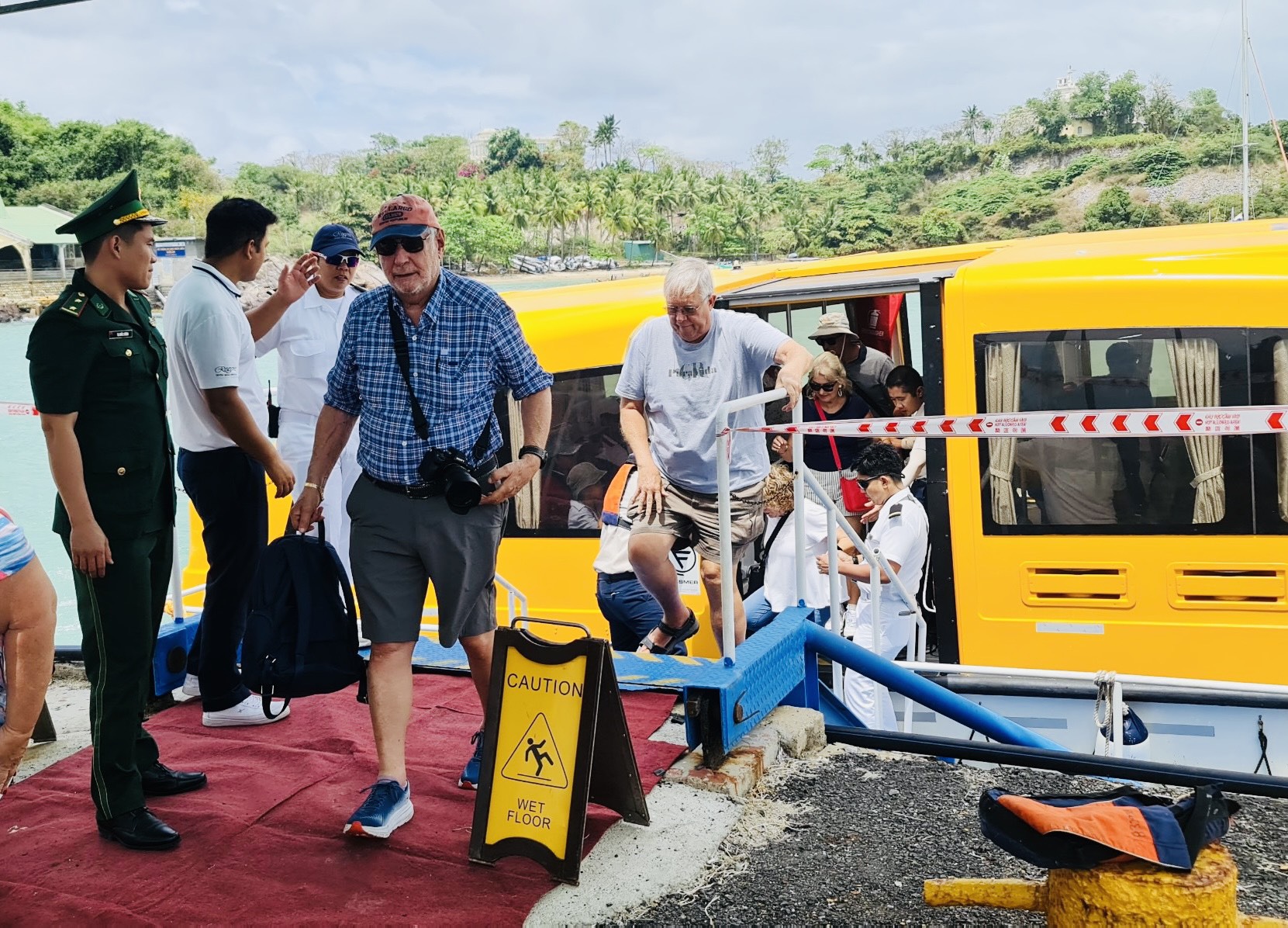 Khách du lịch tàu biển lên bờ tham quan thành phố Nha Trang