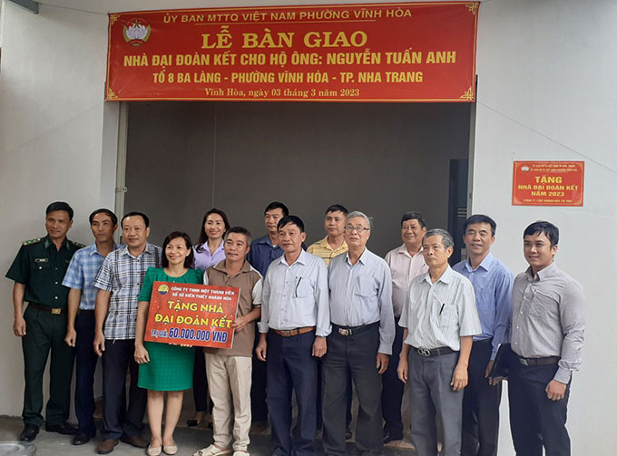 Nghi thức bàn giao nhà Đại đoàn kết cho hộ ông Nguyễn Tuấn Anh.