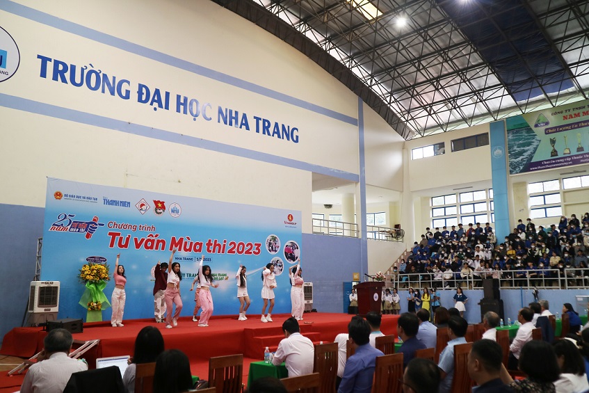 Tiết mục văn nghệ của sinh viên Trường Đại học Nha Trang. 