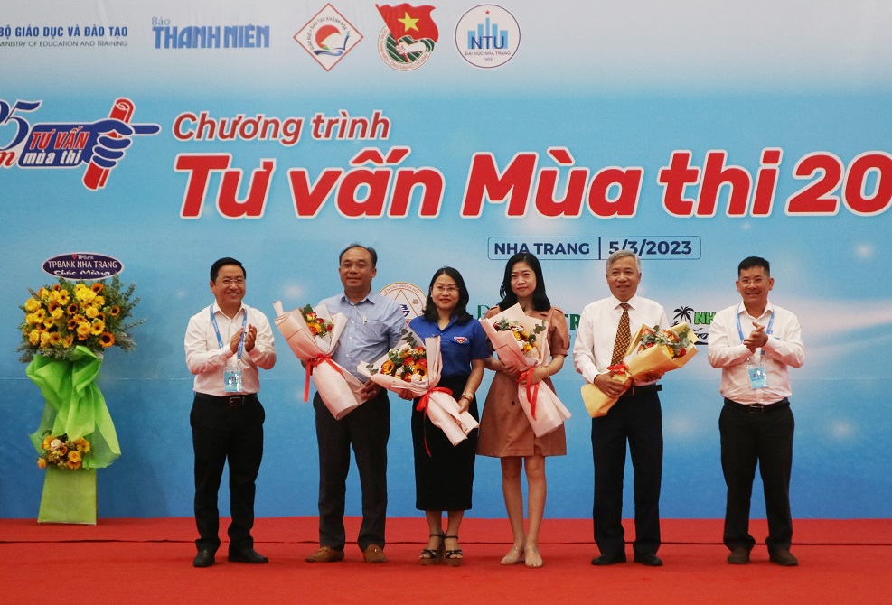 Đại diện Báo Thanh Niên tặng hoa cho các đơn vị đồng hành cùng chương trình. 