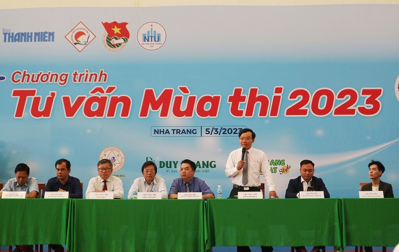 Chuyên gia đến từ các trường đại học giới thiệu thông tin tuyển sinh và tư vấn cho các học sinh. 