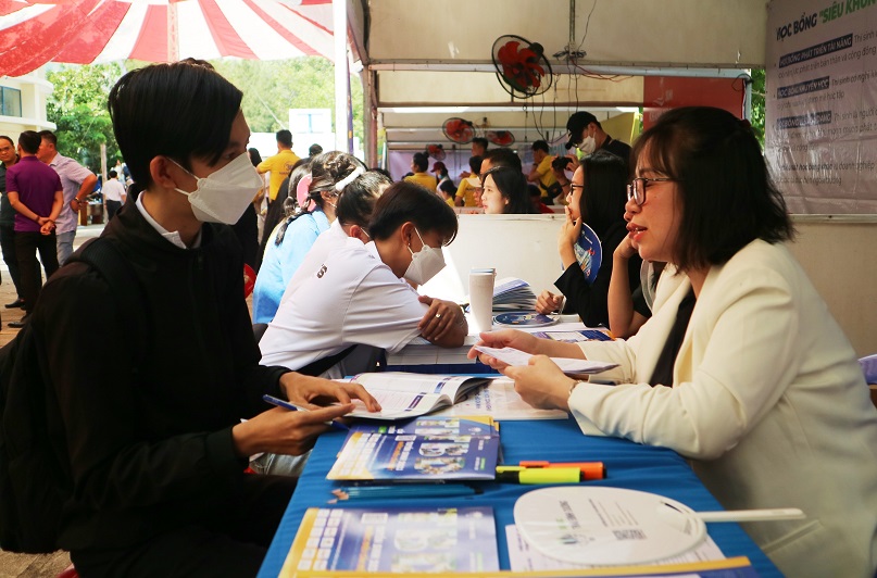 Ngoài chương trình tư vấn chung, các học sinh còn được tư vấn trực tiếp tại gian tư vấn của các trường đại học, doanh nghiệp. 