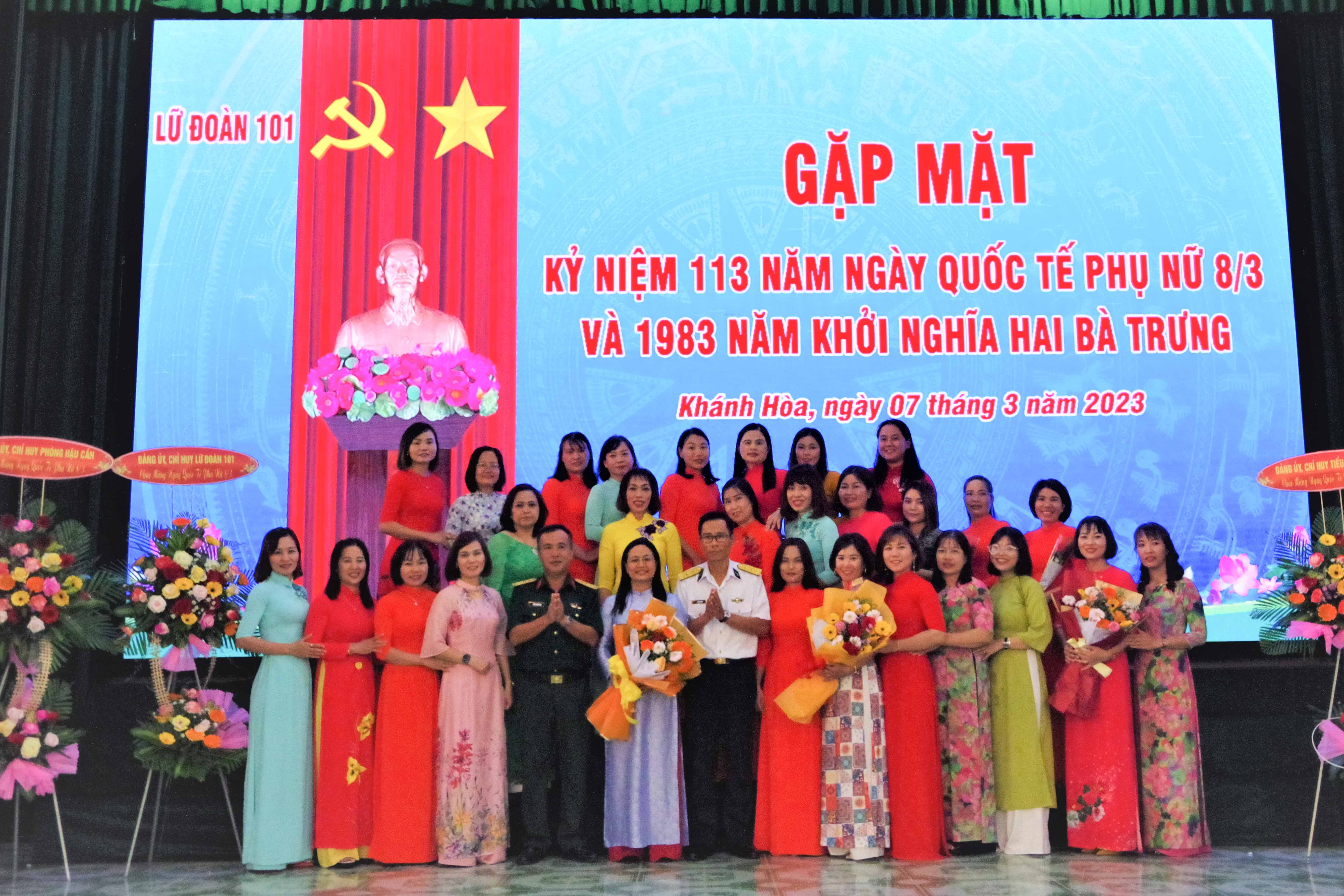 Thủ trưởng lữ đoàn và các đại biểu tặng hoa, chụp hình lưu niệm với các hội viên phụ nữ