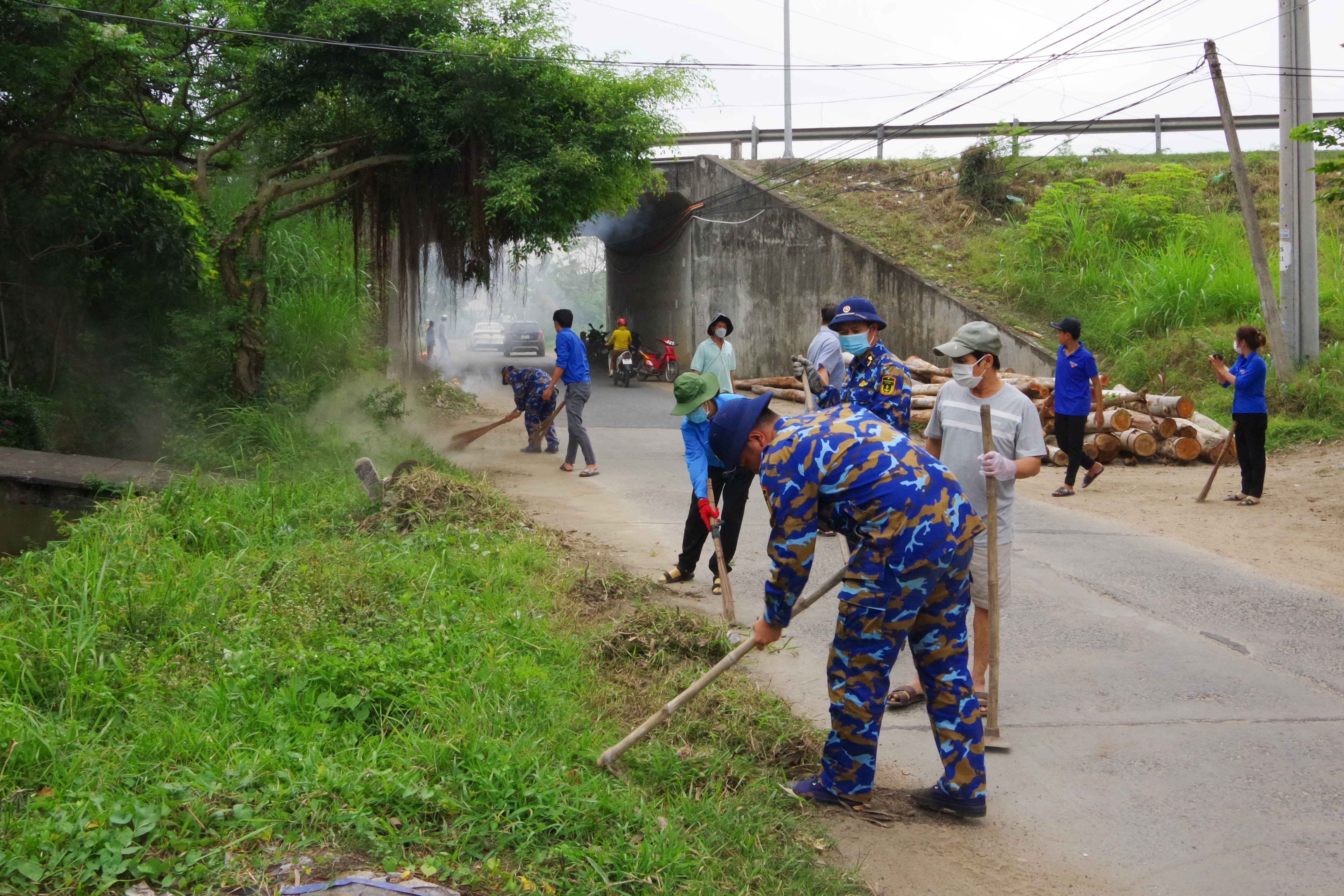 Đoàn viên, thanh niên Trung đoàn Ra đa 451 tham gia dọn vệ sinh đường giao thông nông thôn