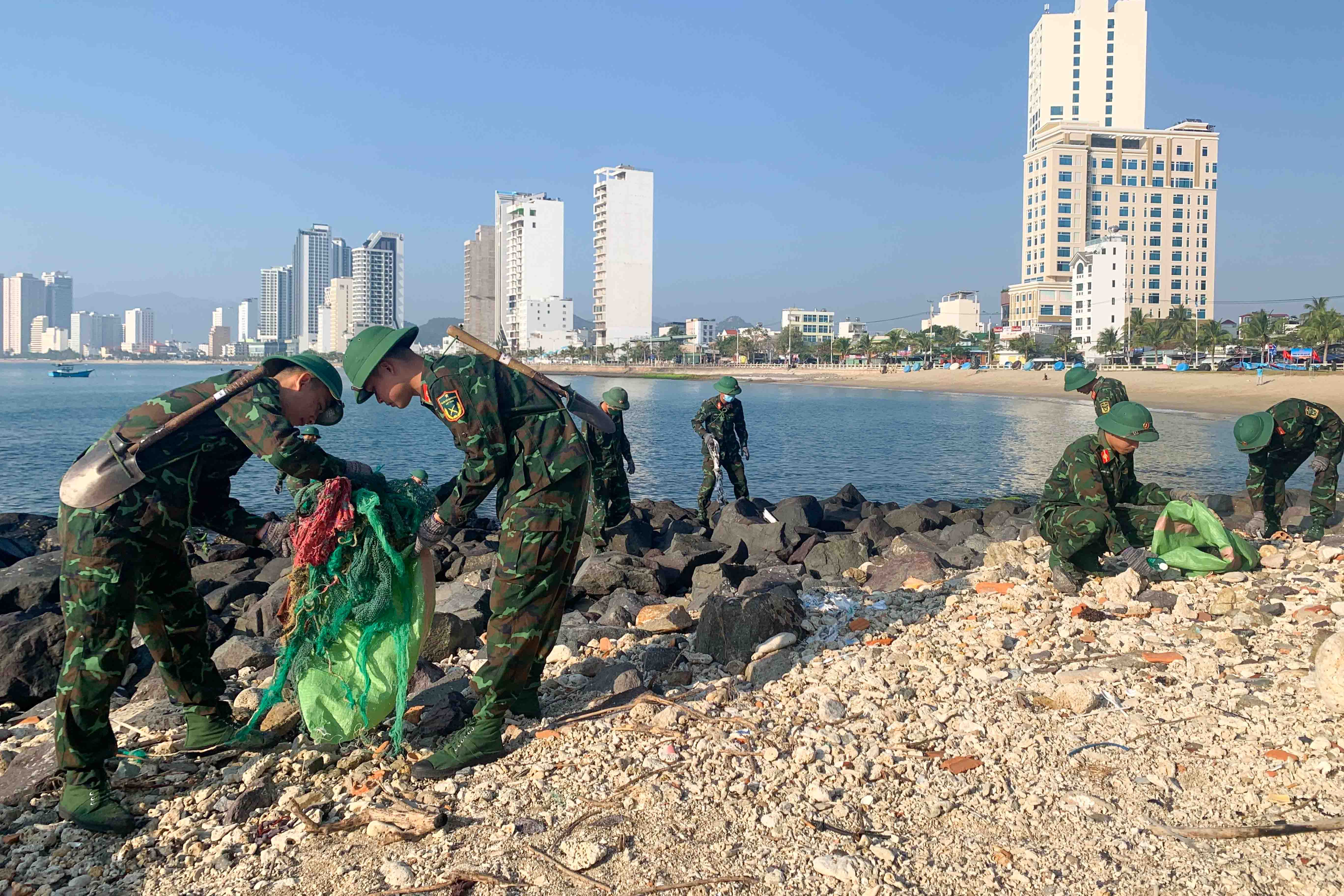 Các đoàn viên, thanh niên Trường Sĩ quan Thông tin tham gia vệ sinh bờ biển