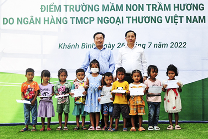 Đồng chí Hà Quốc Trị - Phó Bí thư Tỉnh ủy, Trưởng đoàn Đại biểu Quốc hội tỉnh cùng lãnh đạo Vietcombank Chi nhánh Khánh Hòa  trao học bổng và bàn giao điểm Trường Mầm non Trầm Hương (ảnh do đơn vị cung cấp).