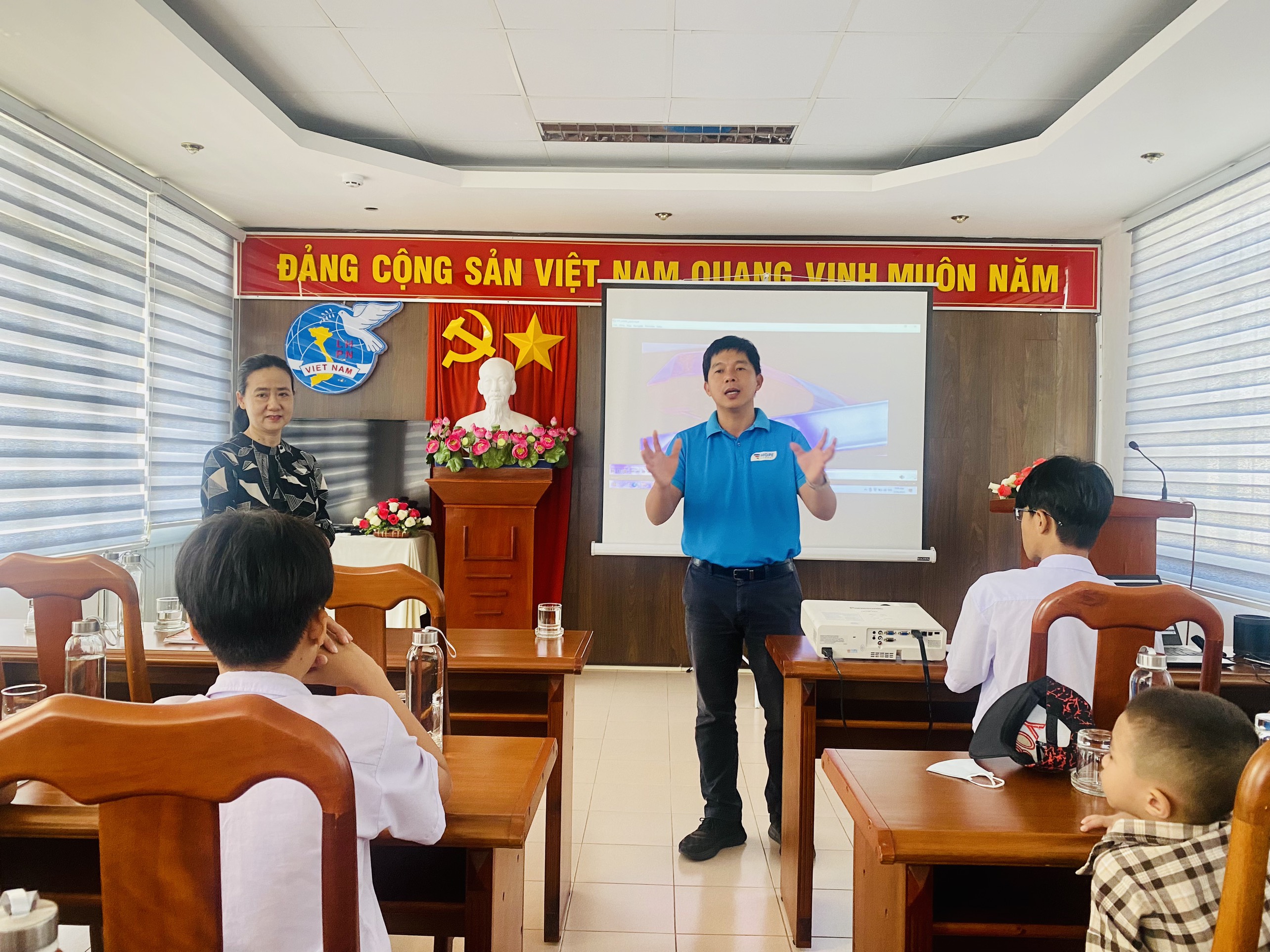 Đại diện Dự án Trường Hy Vọng thông tin về môi trường sống, học tập tại trường đến các em học sinh, phụ huynh.