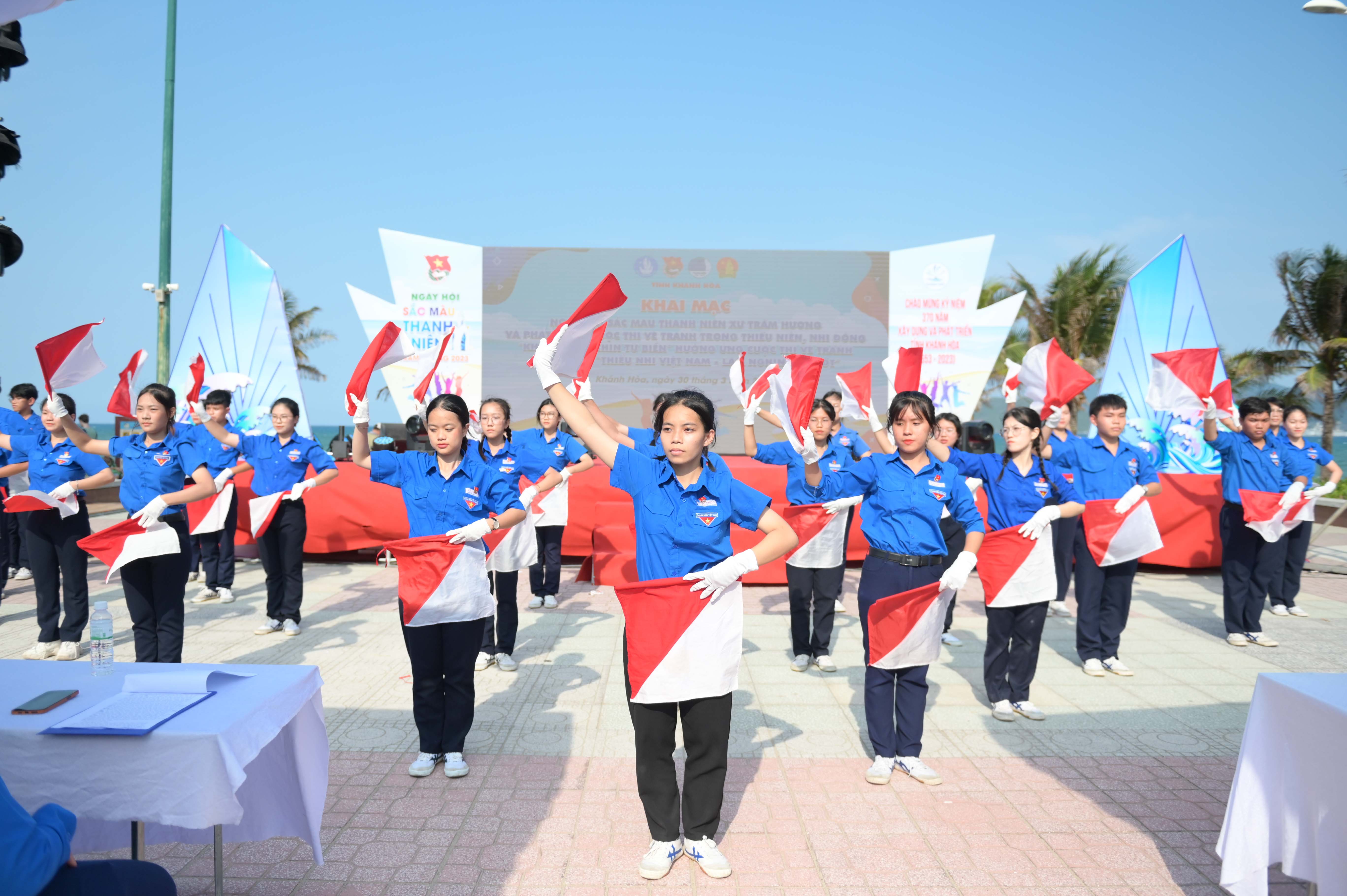 Ngày hội diễn ra sôi nổi với nhiều hoạt động liên hoàn như đồng diễn cờ Semaphore