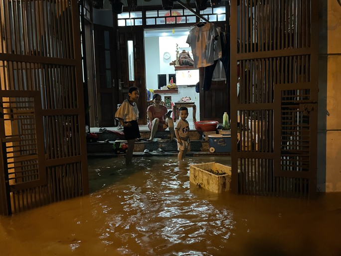 Nha Trang: Lũ về bất ngờ, người dân hối hả di dời đồ đạc trong đêm khuya - Ảnh 5.