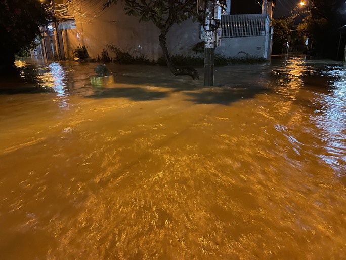 Nha Trang: Lũ về bất ngờ, người dân hối hả di dời đồ đạc trong đêm khuya - Ảnh 7.