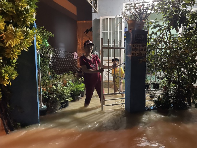 Nha Trang: Lũ về bất ngờ, người dân hối hả di dời đồ đạc trong đêm khuya - Ảnh 8.