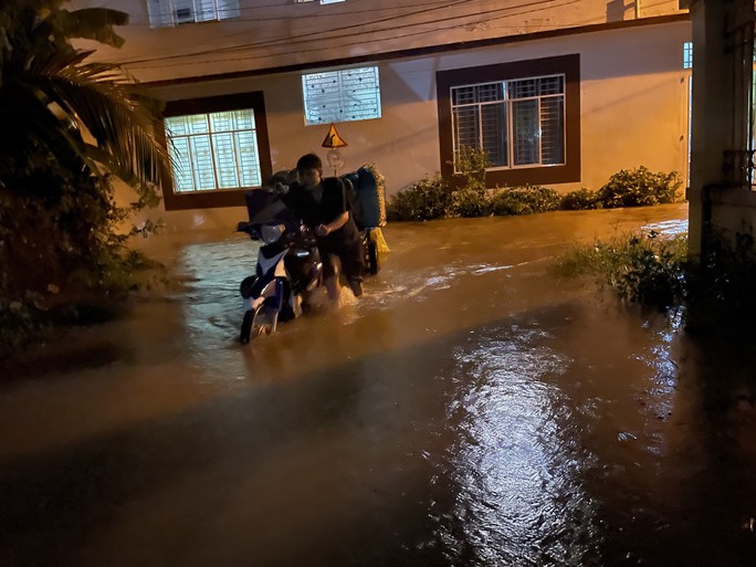 Nha Trang: Lũ về bất ngờ, người dân hối hả di dời đồ đạc trong đêm khuya - Ảnh 10.