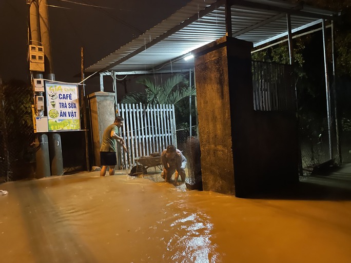 Nha Trang: Lũ về bất ngờ, người dân hối hả di dời đồ đạc trong đêm khuya - Ảnh 12.