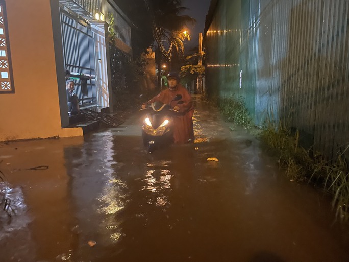 Nha Trang: Lũ về bất ngờ, người dân hối hả di dời đồ đạc trong đêm khuya - Ảnh 13.