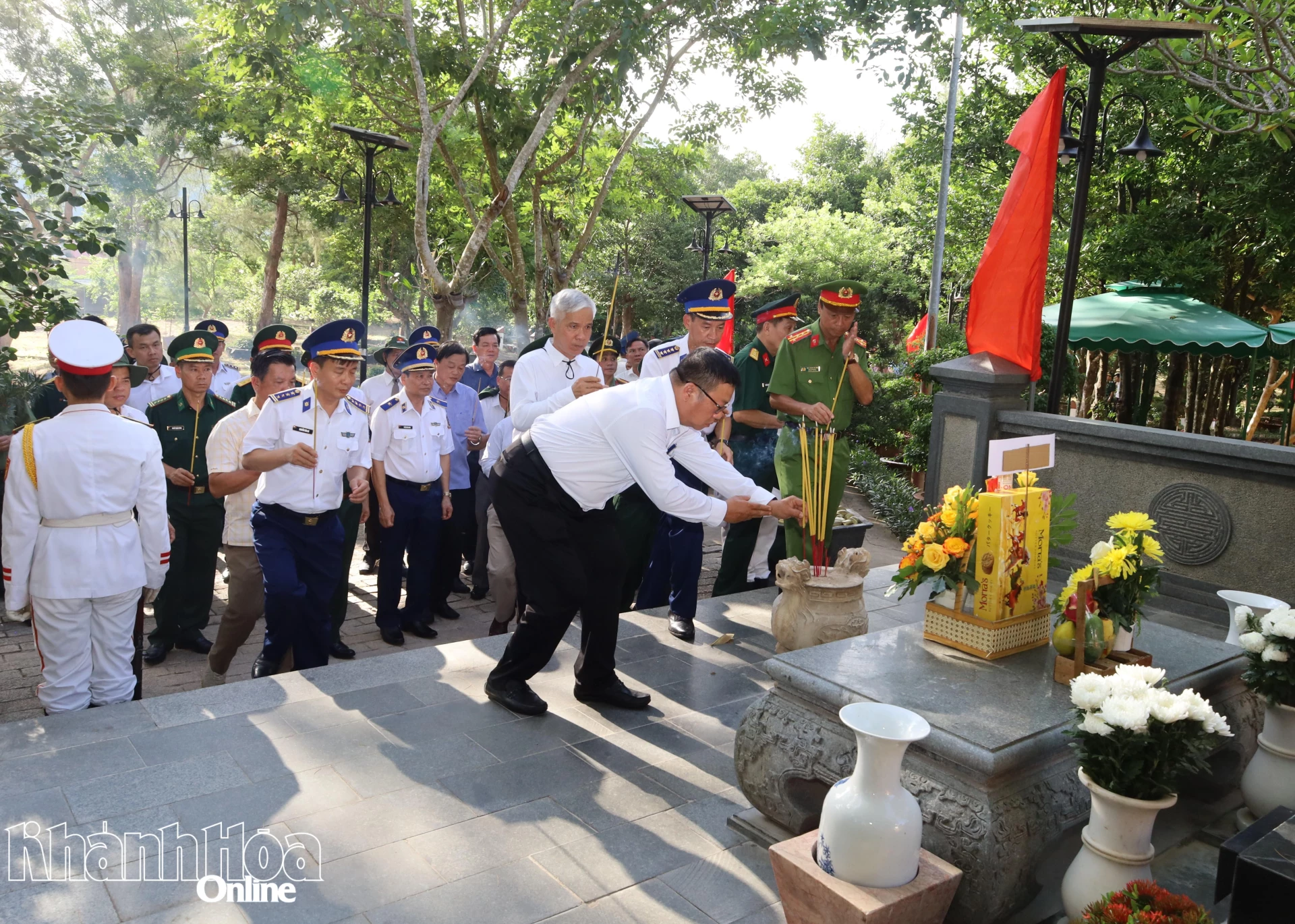 Đồng chí Võ Hoàn Hản - Ủy viên Ban Thường vụ Tỉnh ủy - Trưởng Ban Tuyên giáo và Dân vận Tỉnh ủy Khánh Hòa dâng hương phần mộ Tổng Bí thư Lê Hồng Phong.