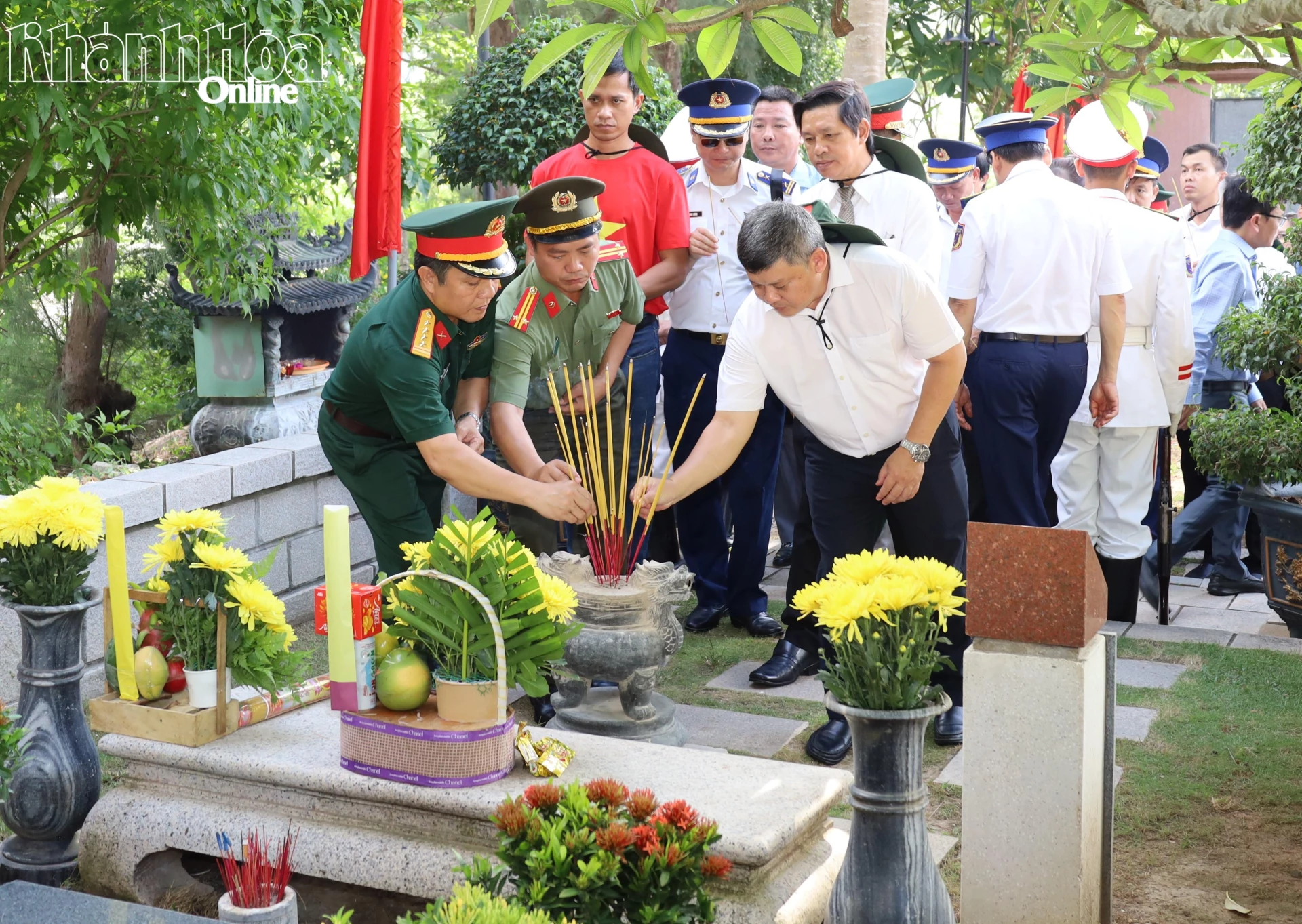 Các đại biểu dâng hương phần mộ Anh hùng Võ Thị Sáu.