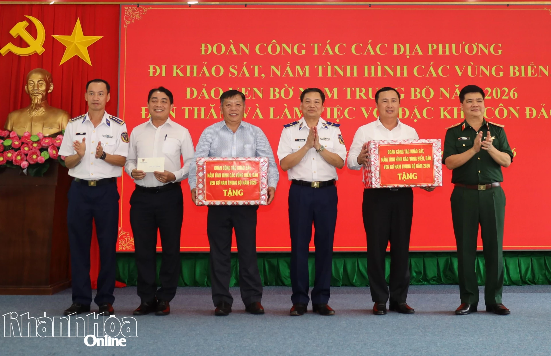 Lãnh đạo Cảnh sát biển Việt Nam và Bộ Tư lệnh Vùng Cảnh sát biển 3 tặng quà cho Đảng ủy, UBND đặc khu Côn Đảo.
