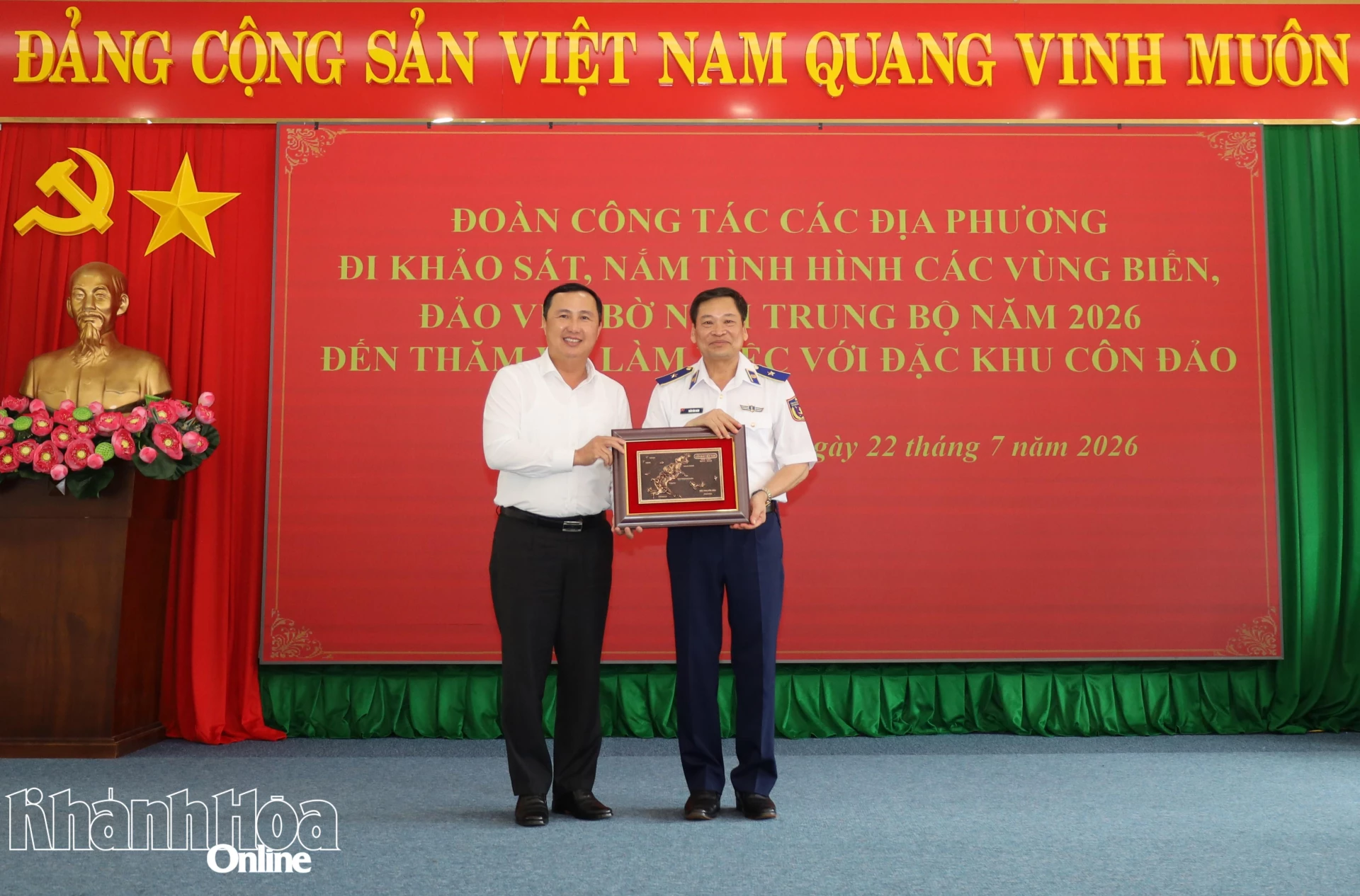 Lãnh đạo đặc khu Côn Đảo tặng quà cho đoàn công tác.