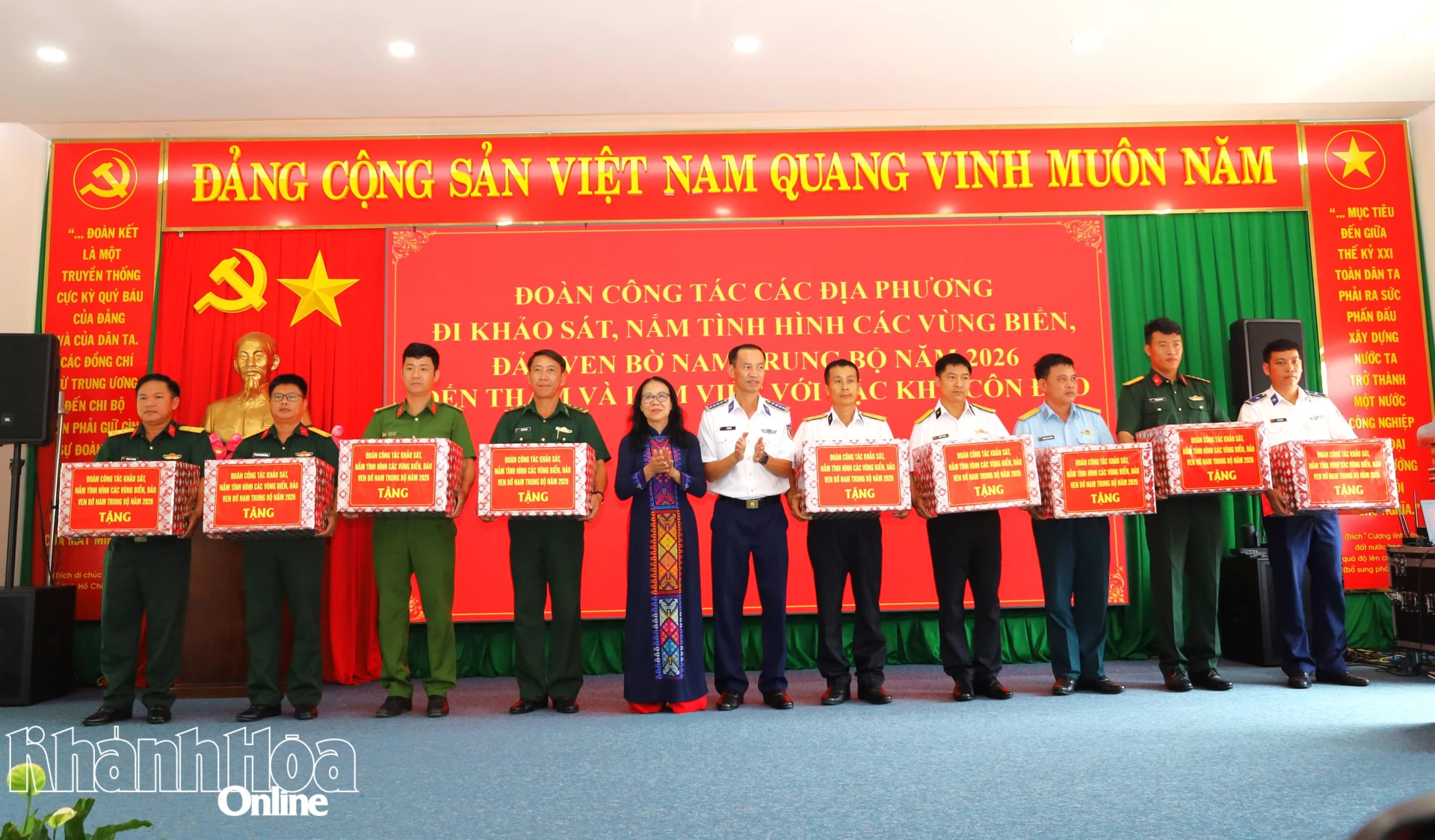 Đoàn công tác tặng quà cho các đơn vị quân đội đứng chân trên địa bàn.