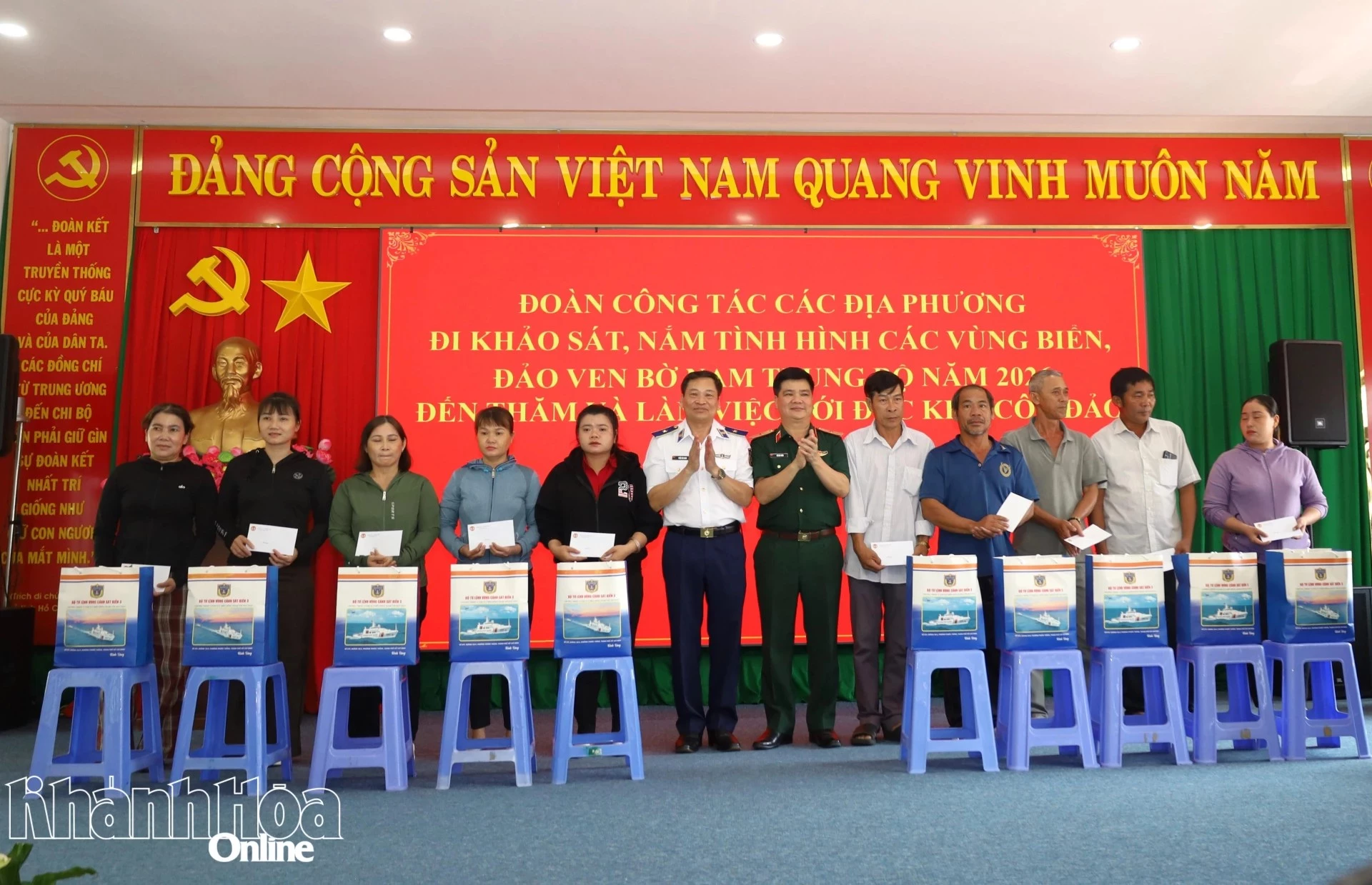 Đoàn công tác tặng quà cho các gia đình chính sách.
