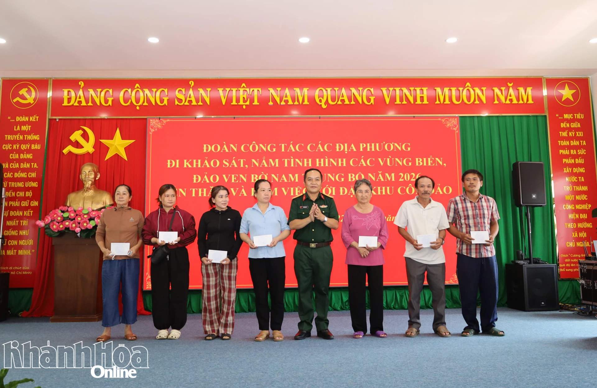 Đại diện đoàn đại biểu tỉnh Khánh Hòa tặng quà cho các gia đình chính sách.