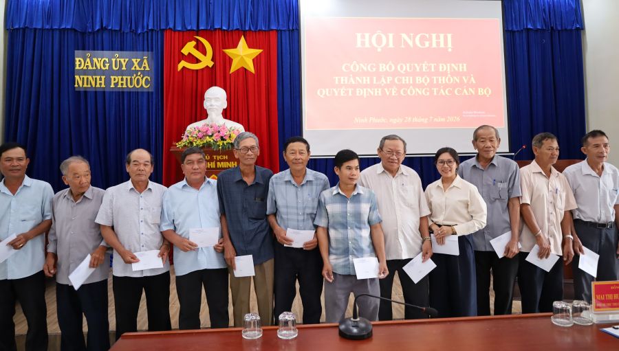 Lãnh đạo Đảng ủy xã Ninh Phước tặng quà tri ân các đồng chí thôi tham gia cấp ủy chi bộ thôn, nhiệm kỳ 2025 – 2030 