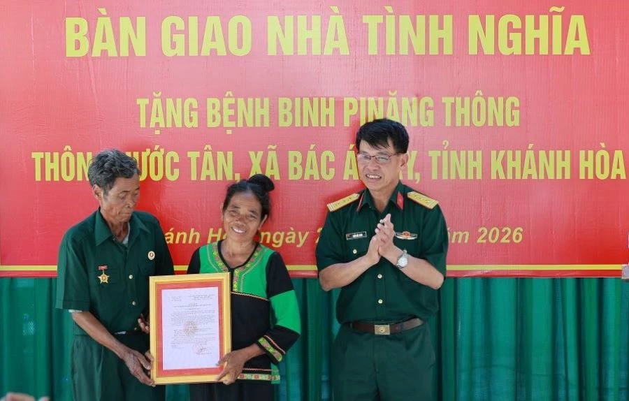 Bàn giao Nhà tình nghĩa cho bệnh binh tại xã Bác Ái Tây