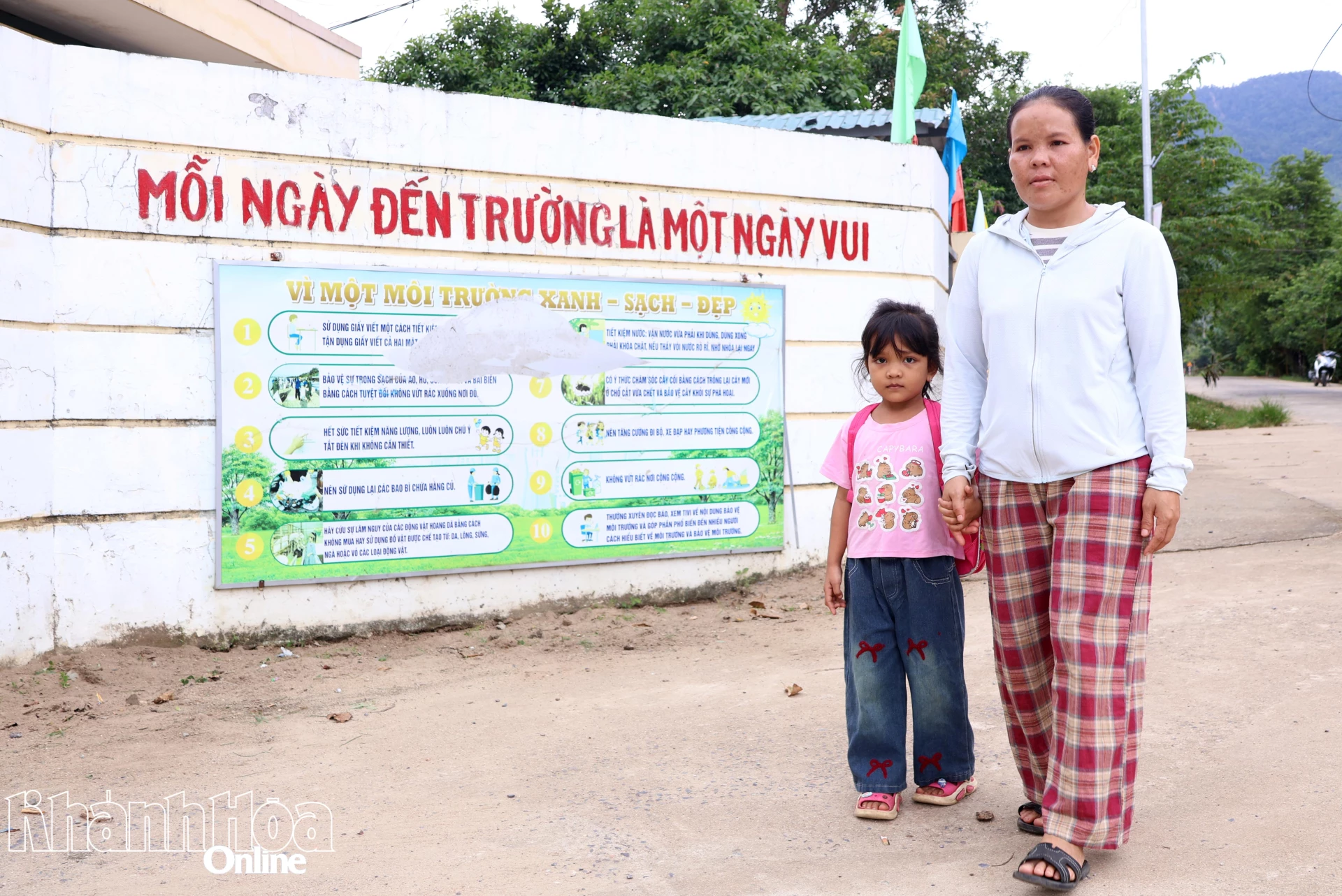 Phụ huynh dẫn con đến Trường Tiểu học Khánh Thượng để học tiếng Việt.
