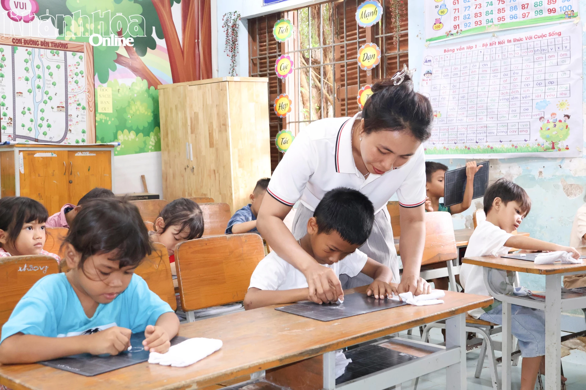 Cô giáo luyện viết cho các em.