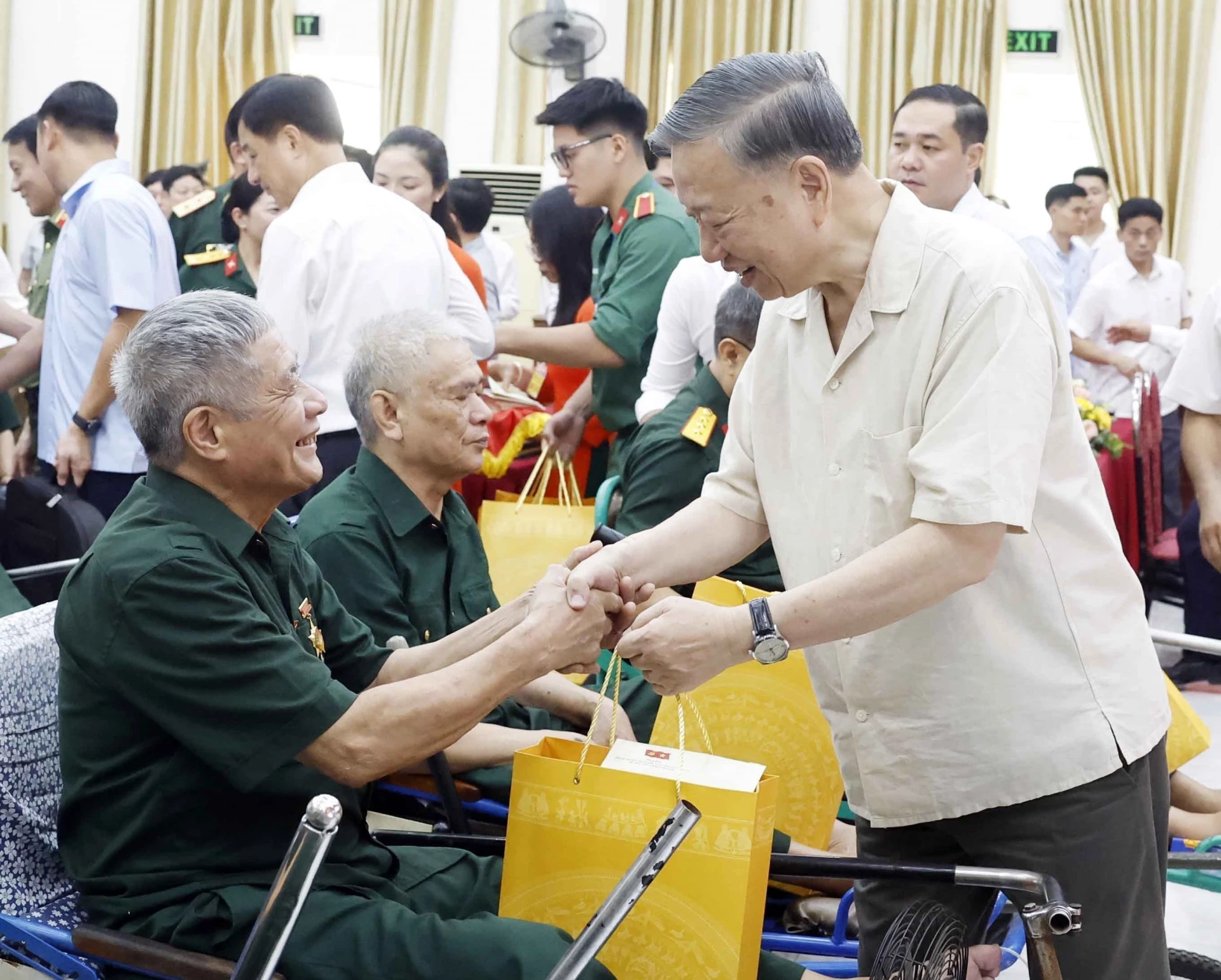 Tổng Bí thư, Chủ tịch nước Tô Lâm thăm, tặng quà thương binh, bệnh binh tại Trung tâm Điều dưỡng thương binh Thuận Thành (phường Ninh Xá, tỉnh Bắc Ninh)_Ảnh: TTXVN