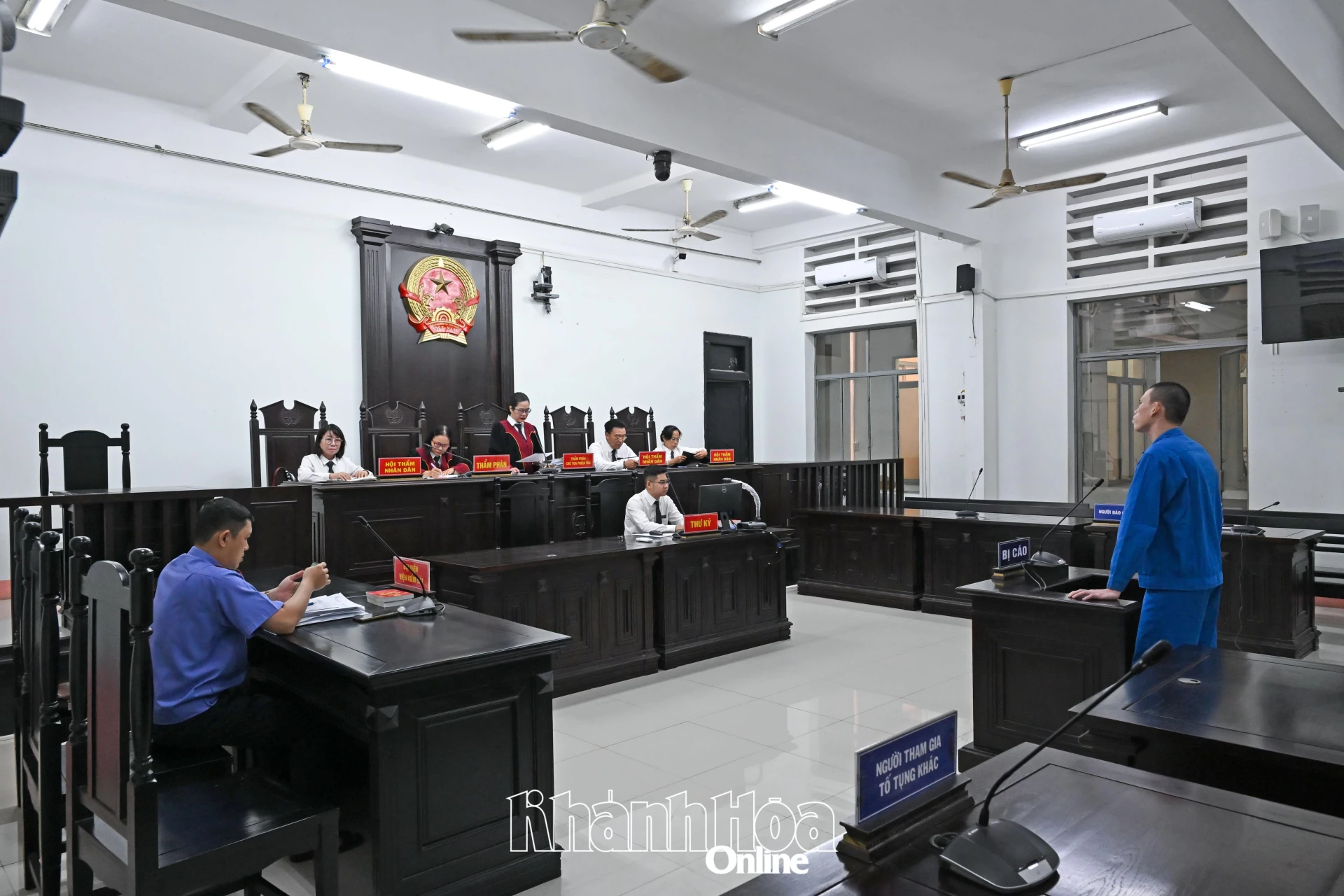 Chủ tọa công bố quyết địnhtrả hồ sơ yêu cầu điều tra bổ sung.
