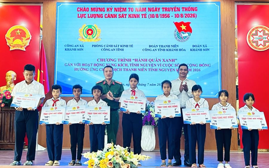 Lãnh đạo xã Khánh Sơn, đại diện Phòng Cảnh sát kinh tế Công an tỉnh trao quà các em học sinh.