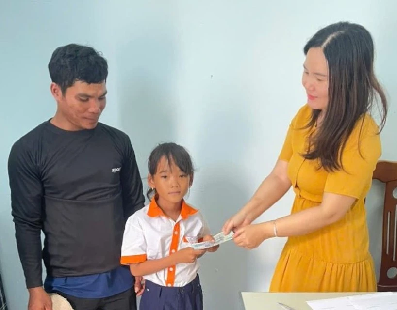 Xã Công Hải trao 20 suất học bổng cho học sinh có hoàn cảnh khó khăn