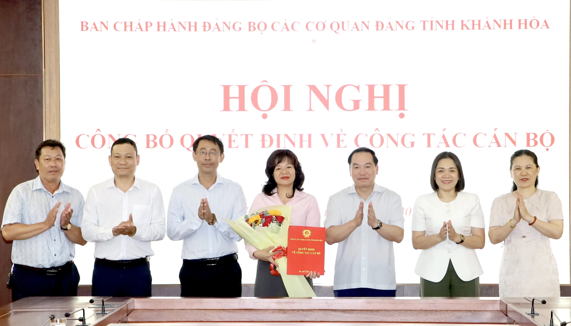 Đồng chí Hồ Xuân Trường trao quyết định, tặng hoa chúc mừng đồng chí Nguyễn Thanh Vân.