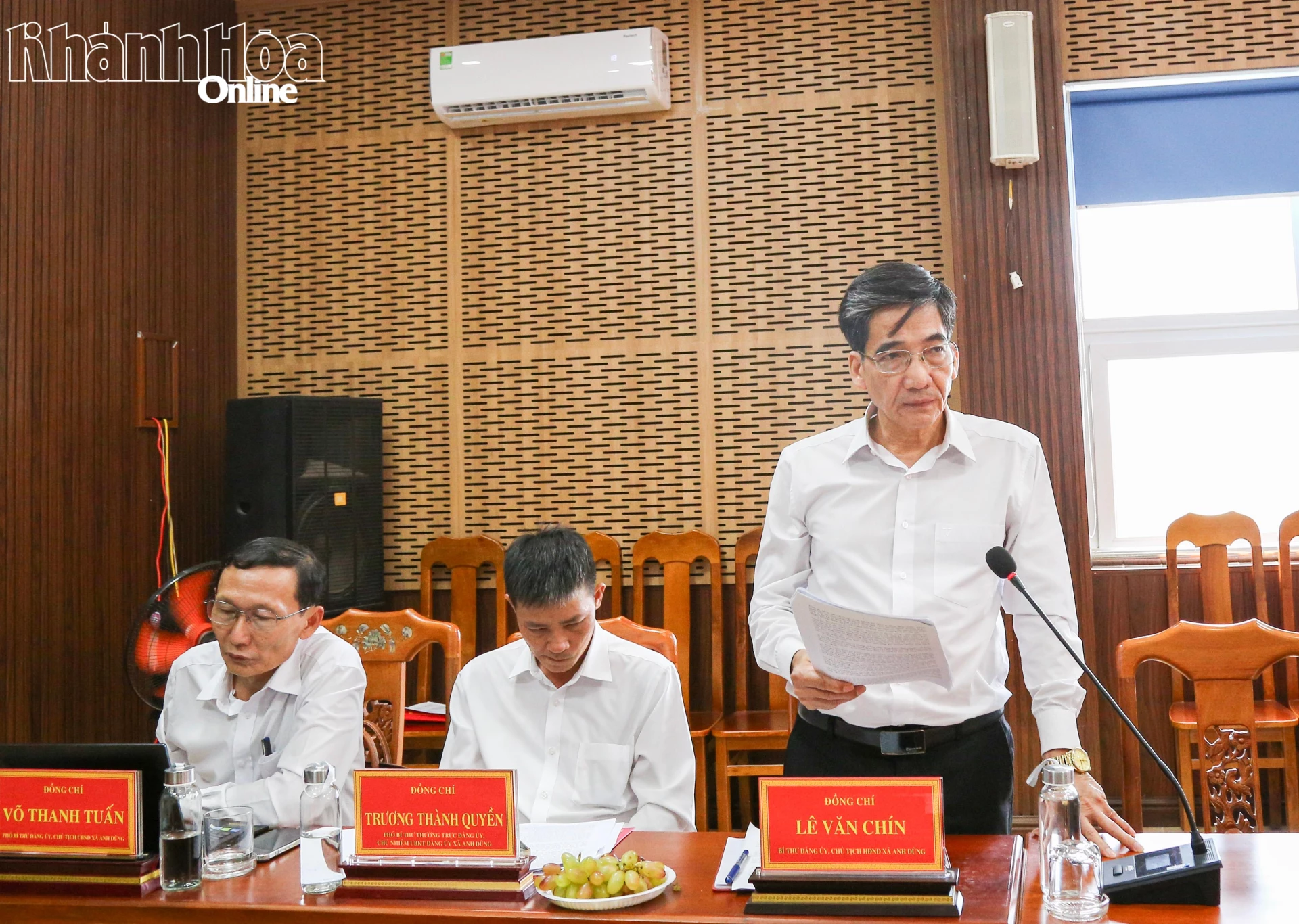 Thường trực Đảng ủy xã Anh Dũng tình bày báo cáo tại buổi làm việc