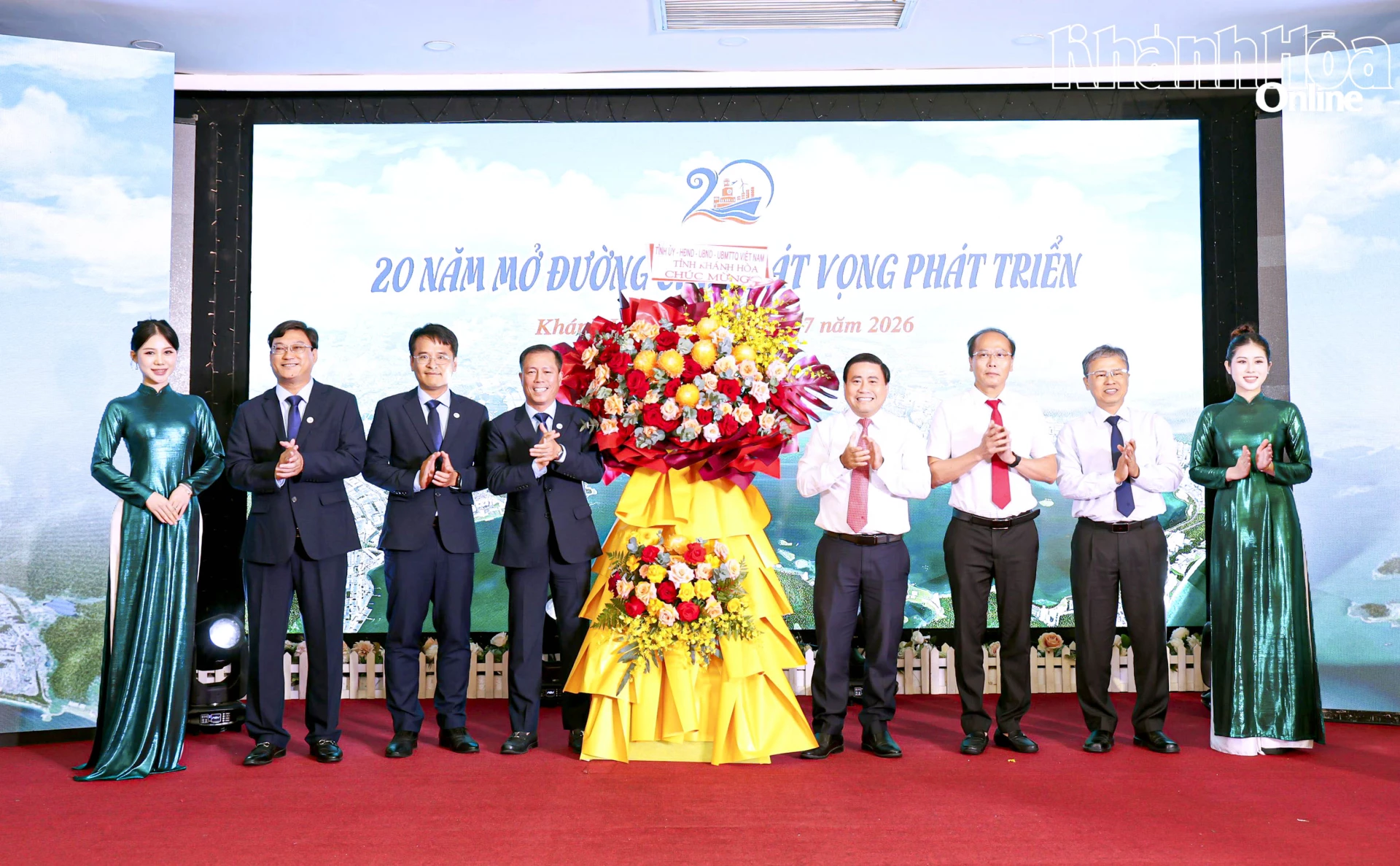 Các đồng chí lãnh đạo tỉnh tặng hoa chúc mừng kỷ niệm 20 năm thành lập Ban Quản lý Khu kinh tế và Khu công nghiệp tỉnh.