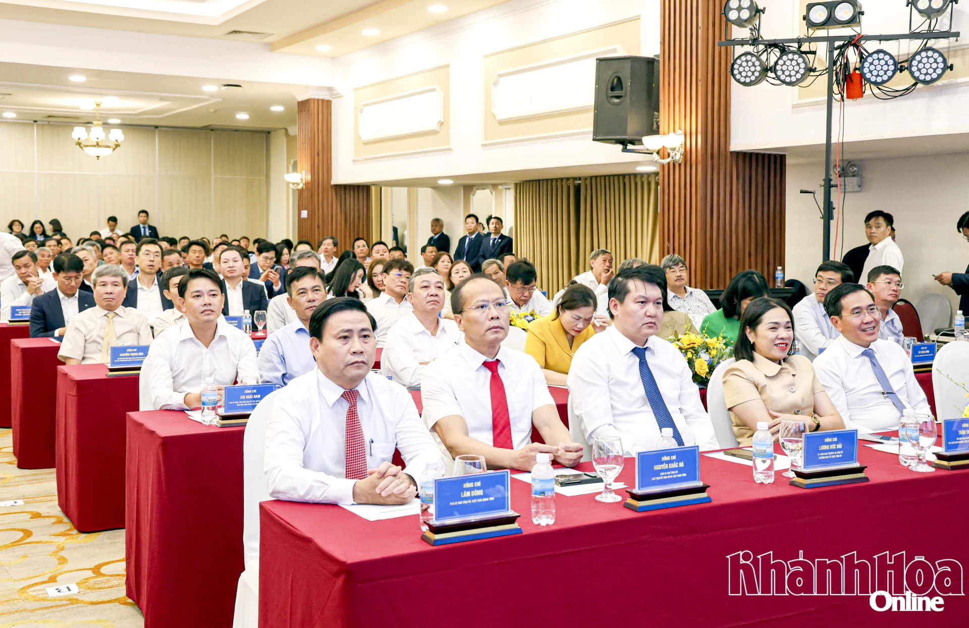 Các đồng chí Lâm Đông, Nguyễn Khắc Hà và các đồng chí lãnh đạo tỉnh, đại biểu tham dự lễ kỷ niệm.