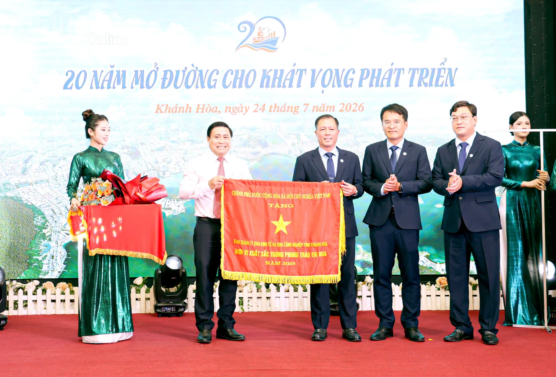 Đồng chí Lâm Đông trao cờ thi đua của Chính phủ cho Ban Quản lý Khu kinh tế và Khu công nghiệp tỉnh.