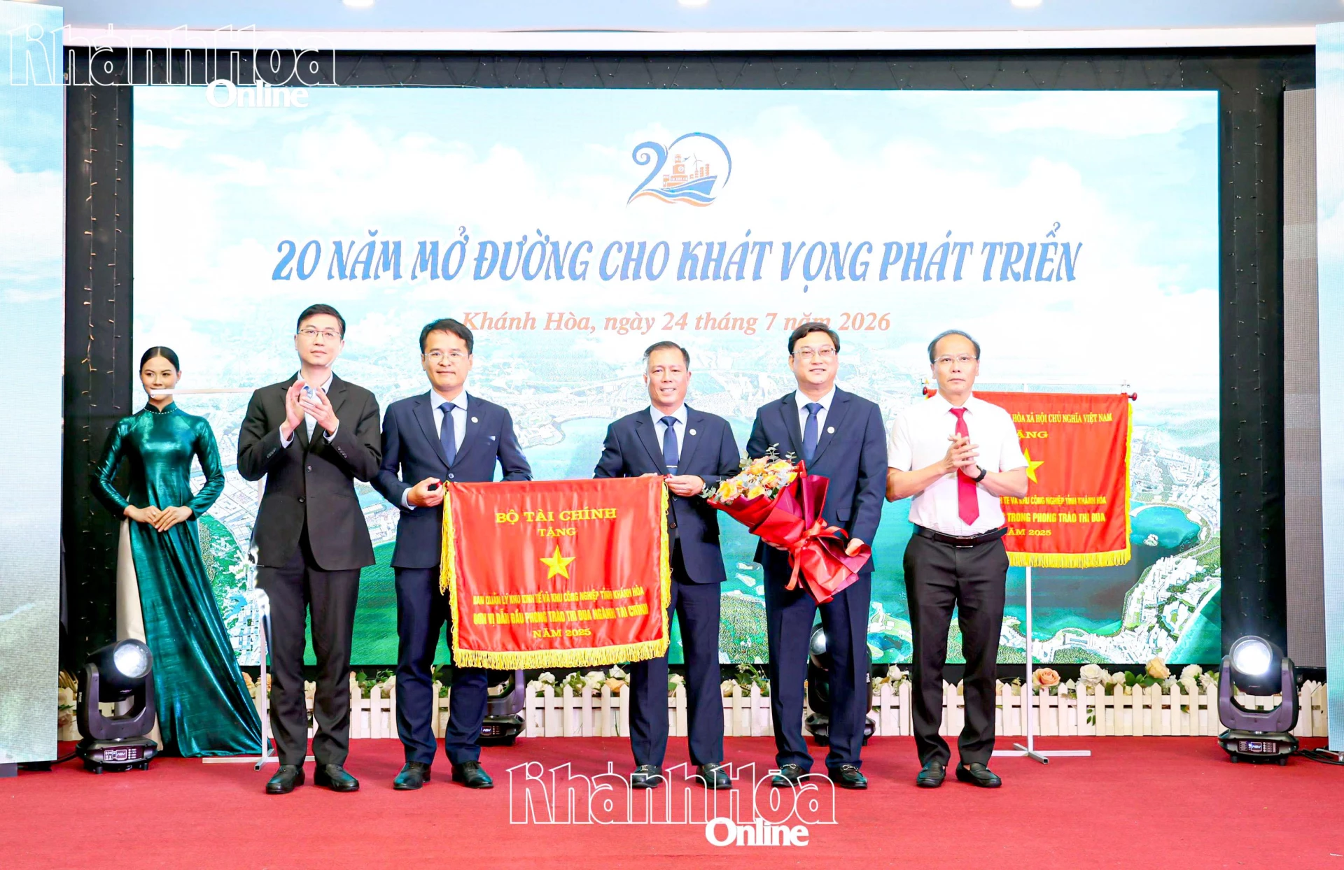Đồng chí Nguyễn Khắc Hà và đại diện Bộ Tài chính trao cờ thi đua của Bộ Tài chính cho Ban Quản lý Khu kinh tế và Khu công nghiệp tỉnh.